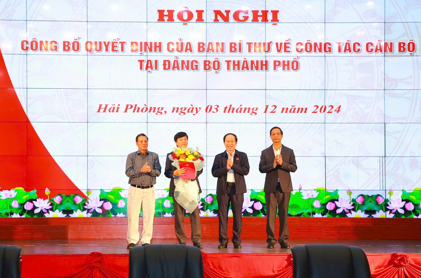 Thường trực Thành ủy Hải Phòng trao Quyết định và tặng hoa cho ông Đào Văn Ninh, Phó Chủ nhiệm Ủy ban Kiểm tra Thành ủy. Thường trực Thành ủy Hải Phòng trao Quyết định và tặng hoa cho ông Đào Văn Ninh, Phó Chủ nhiệm Ủy ban Kiểm tra Thành ủy.