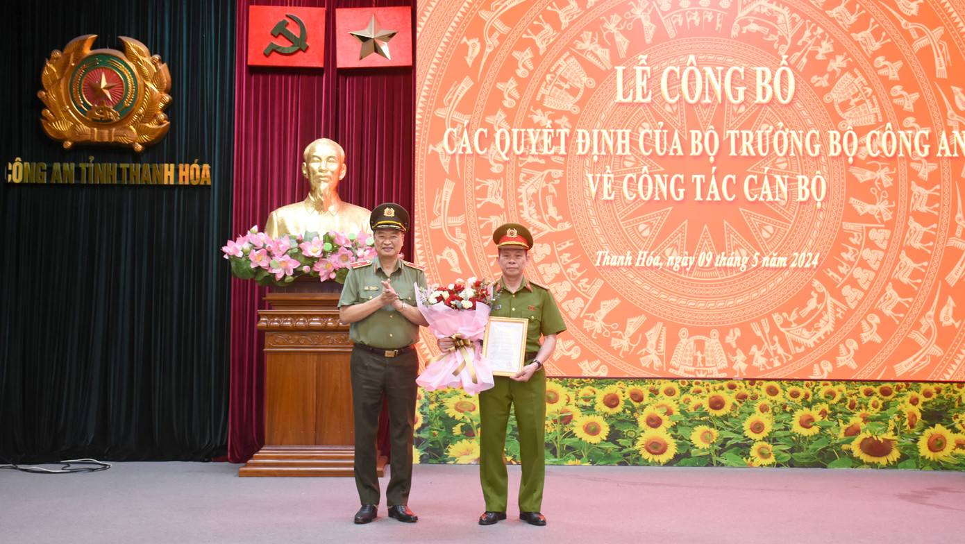 Thừa ủy quyền của lãnh đạo Bộ Công an, Thiếu tướng Trần Phú Hà, Giám đốc Công an tỉnh trao Quyết định cho Đại tá Lê Như Lập.