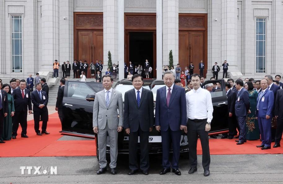 Chủ tịch nước Tô Lâm trao xe ôtô Vinfast VF9 cho Tổng Bí thư, Chủ tịch nước Lào Thongloun Sisoulith. (Ảnh: Nhan Sáng/TTXVN)