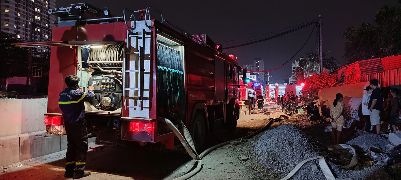 Đến khoảng 0h30 ngày 19/11, lực lượng chức năng đã cơ bản không chế được ngọn lửa.