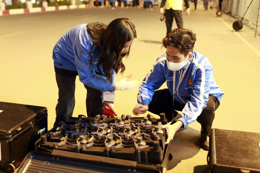 Màn trình diễn có chủ đề "Lễ hội ánh sáng nghệ thuật Hà Nội - Rực rỡ Thăng Long" chính thức được diễn ra vào lúc 23h30 ngày 9/2 tại khu vực ngã ba Văn Cao, quận Tây Hồ, Hà Nội. Ảnh: An ninh Thủ đô Màn trình diễn có chủ đề "Lễ hội ánh sáng nghệ thuật Hà Nội - Rực rỡ Thăng Long" chính thức được diễn ra vào lúc 23h30 ngày 9/2 tại khu vực ngã ba Văn Cao, quận Tây Hồ, Hà Nội. Ảnh: An ninh Thủ đô