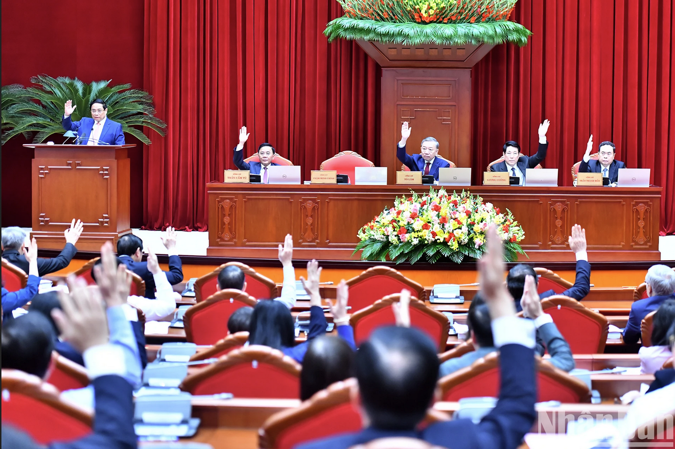 Các đồng chí lãnh đạo Đảng, Nhà nước và các đại biểu biểu quyết thông qua chương trình hội nghị.