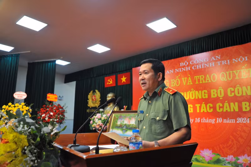 Thiếu tướng Đinh Văn Nơi, Cục trưởng Cục An ninh chính trị nội bộ phát biểu giao nhiệm vụ. Thiếu tướng Đinh Văn Nơi, Cục trưởng Cục An ninh chính trị nội bộ phát biểu giao nhiệm vụ.