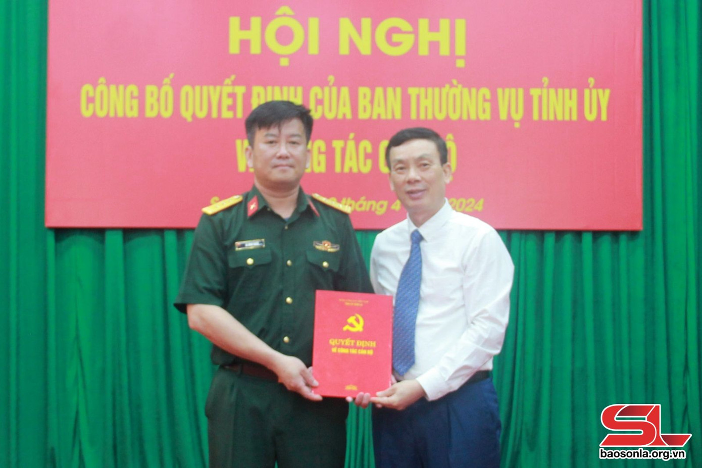 Trao quyết định cho Thượng tá Sa Minh Nghĩa. Ảnh: Báo Sơn La Trao quyết định cho Thượng tá Sa Minh Nghĩa. Ảnh: Báo Sơn La