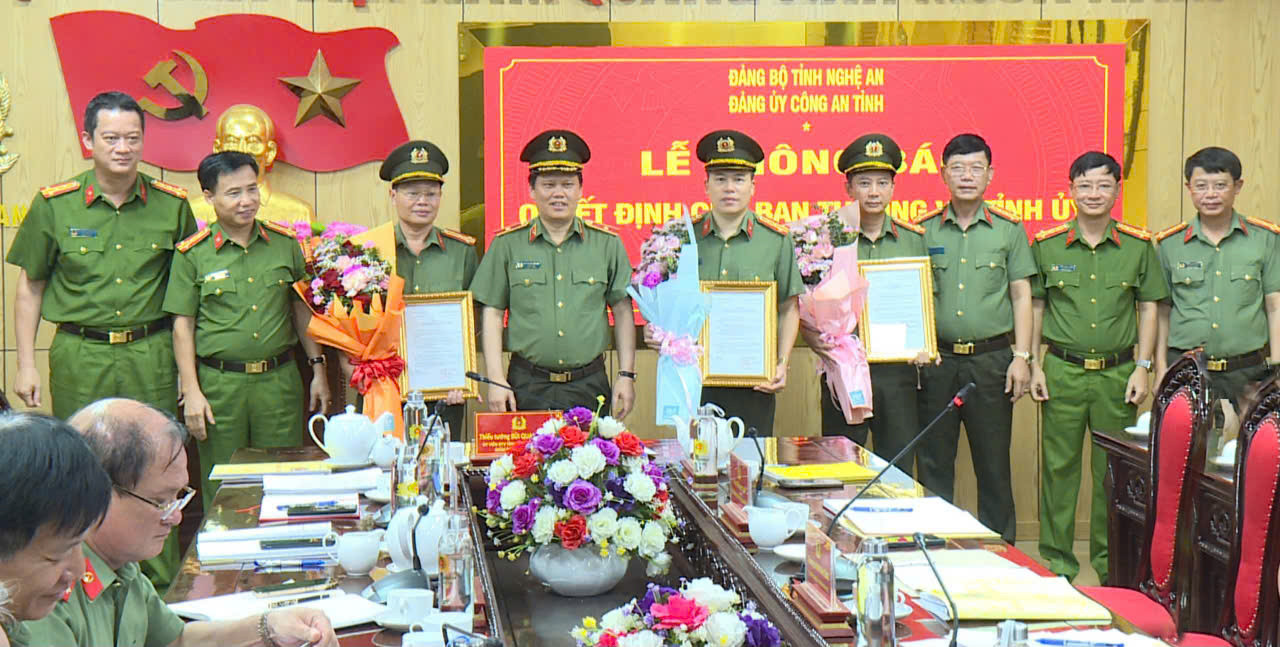 Các đồng chí trong Ban Thường vụ Đảng ủy Công an tỉnh Nghệ An chúc mừng các đồng chí Đại tá Trần Hồng Quang, Thượng tá Chu Đăng Phan và Thượng tá Nguyễn Văn Đạo. Ảnh: Trang thông tin điện tử Công an tỉnh Nghệ An Các đồng chí trong Ban Thường vụ Đảng ủy Công an tỉnh Nghệ An chúc mừng các đồng chí Đại tá Trần Hồng Quang, Thượng tá Chu Đăng Phan và Thượng tá Nguyễn Văn Đạo. Ảnh: Trang thông tin điện tử Công an tỉnh Nghệ An