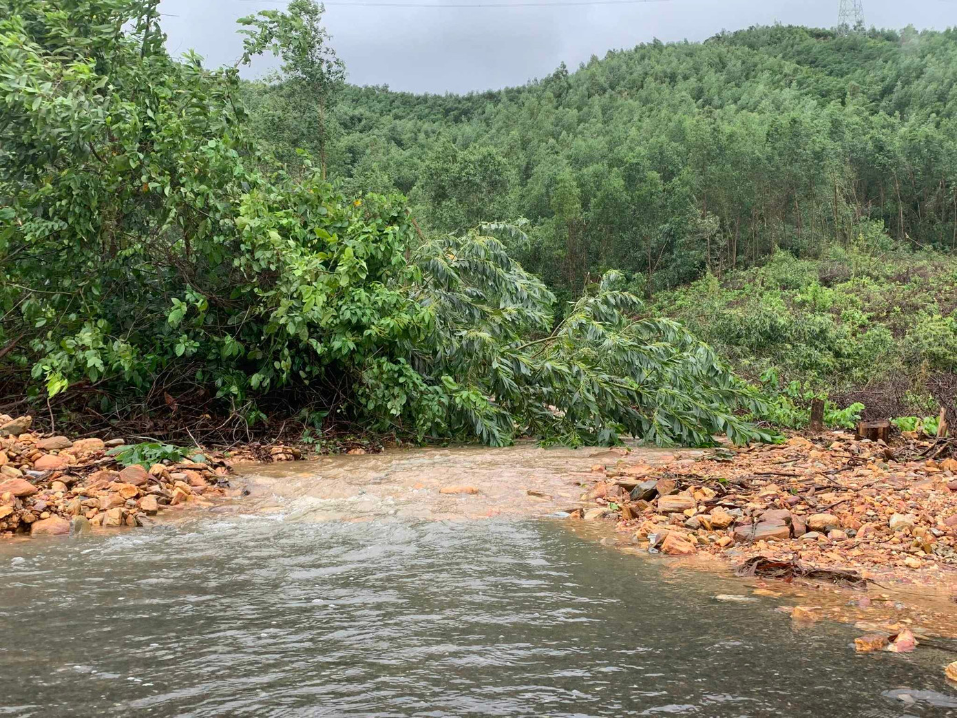 Đất đá từ đồi núi tràn xuống đường ảnh hưởng đến việc đi lại của người dân. Đất đá từ đồi núi tràn xuống đường ảnh hưởng đến việc đi lại của người dân.