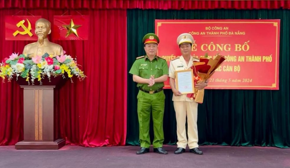 Trao quyết định cho Thượng tá Võ Duy Huân.