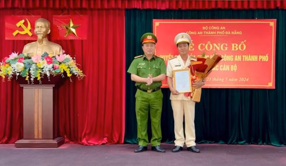 Trao quyết định cho Thượng tá Võ Duy Huân.