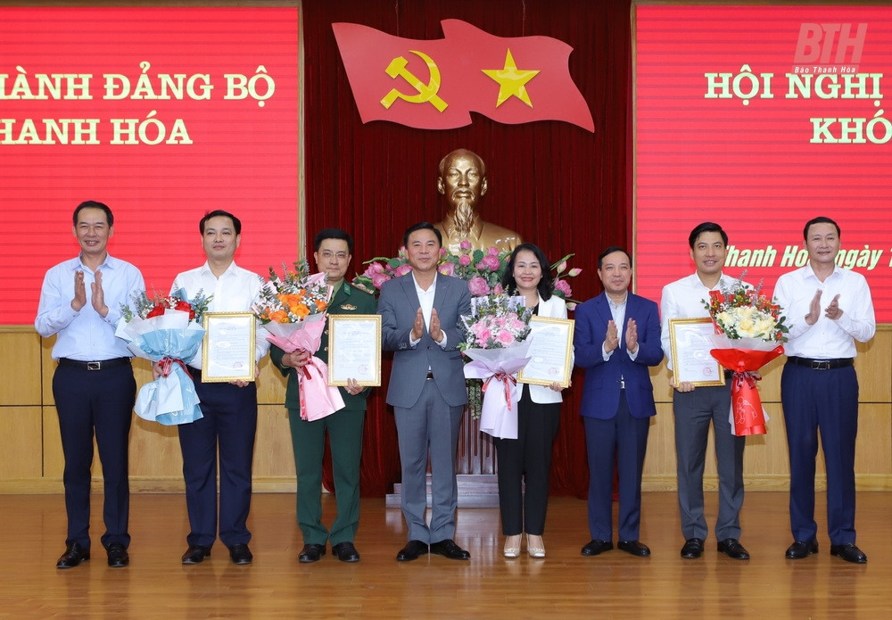 Trao Quyết định cho 4 đồng chí vừa được Ban Bí thư quyết định chỉ định tham gia Ban Chấp hành Đảng bộ tỉnh Thanh Hóa lần thứ XIX, nhiệm kỳ 2020-2025. Ảnh: Báo Thanh Hóa Trao Quyết định cho 4 đồng chí vừa được Ban Bí thư quyết định chỉ định tham gia Ban Chấp hành Đảng bộ tỉnh Thanh Hóa lần thứ XIX, nhiệm kỳ 2020-2025. Ảnh: Báo Thanh Hóa