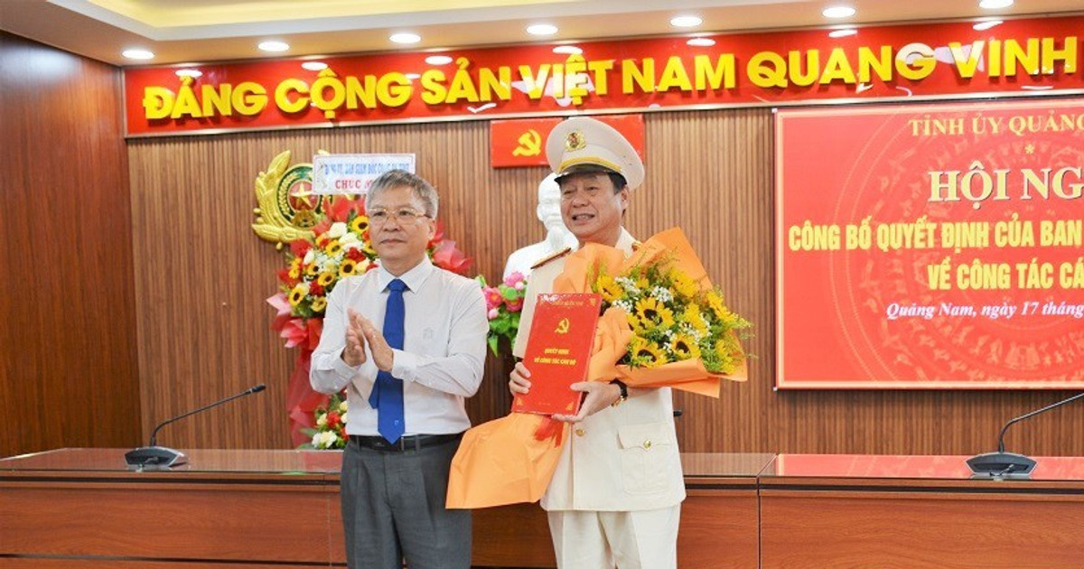 Phó Bí thư Thường trực Tỉnh ủy Quảng Nam Nguyễn Đức Dũng trao quyết định cho Đại tá Nguyễn Hữu Hợp. Phó Bí thư Thường trực Tỉnh ủy Quảng Nam Nguyễn Đức Dũng trao quyết định cho Đại tá Nguyễn Hữu Hợp.