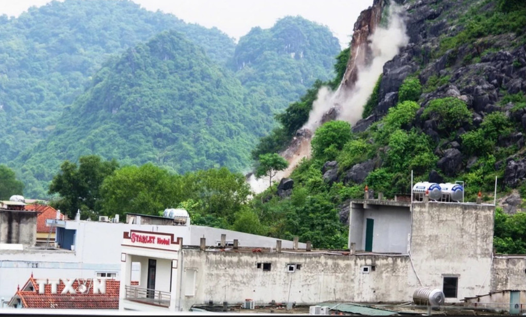 Dùng mìn phá hủy và đưa khối đá trượt xuống vị trí dưới chân núi theo đúng phương án đề ra. (Ảnh: TTXVN phát)