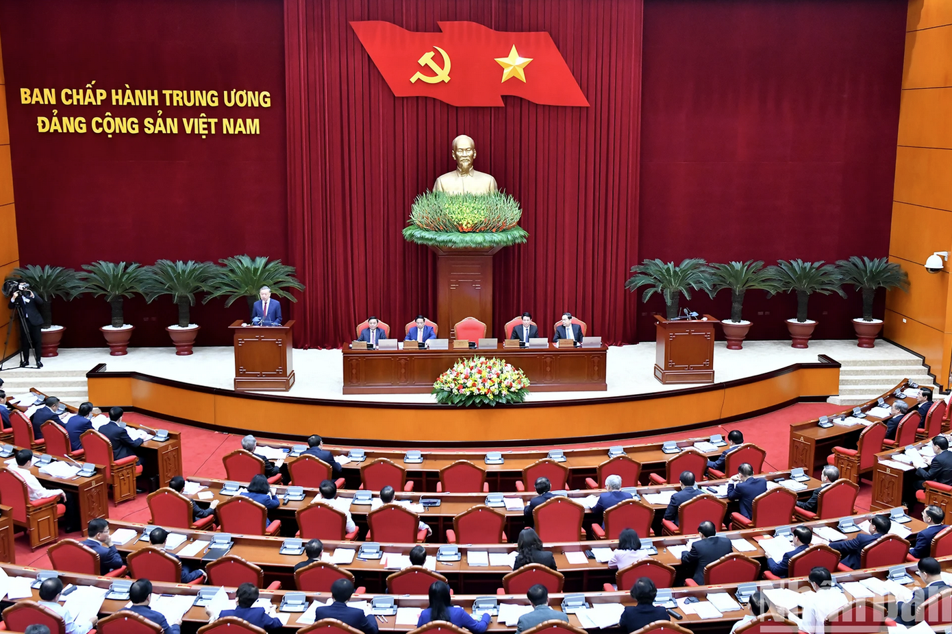 Hội nghị Ban Chấp hành Trung ương Đảng Cộng sản Việt Nam khóa XIII khai mạc tại thủ đô Hà Nội vào sáng 25/11.