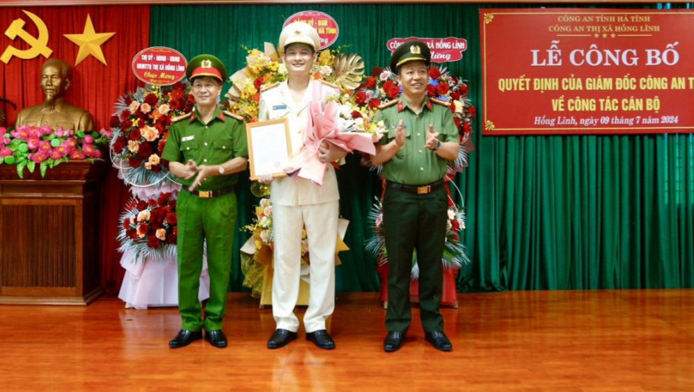 Tại buổi lễ, đồng chí Đại tá Nguyễn Trung Kiên, đồng chí Đại tá Đặng Hoài Sơn, Phó Giám đốc Công an tỉnh Hà Tĩnh đã trao quyết định, tặng hoa chúc mừng đồng chí Trung tá Chu Hồ Anh Tuấn. Tại buổi lễ, đồng chí Đại tá Nguyễn Trung Kiên, đồng chí Đại tá Đặng Hoài Sơn, Phó Giám đốc Công an tỉnh Hà Tĩnh đã trao quyết định, tặng hoa chúc mừng đồng chí Trung tá Chu Hồ Anh Tuấn.