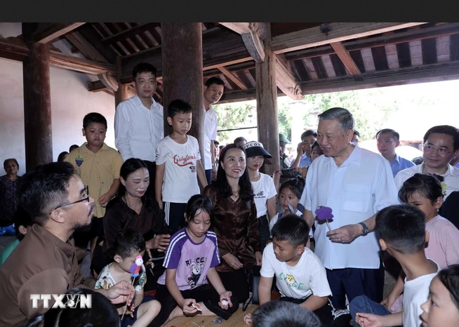 Chủ tịch nước Tô Lâm thăm hỏi thiếu nhi trải nghiệm làm tò he truyền thống tại đình Mông Phụ, làng cổ Đường Lâm. (Ảnh: Nhan Sáng/TTXVN) Chủ tịch nước Tô Lâm thăm hỏi thiếu nhi trải nghiệm làm tò he truyền thống tại đình Mông Phụ, làng cổ Đường Lâm. (Ảnh: Nhan Sáng/TTXVN)