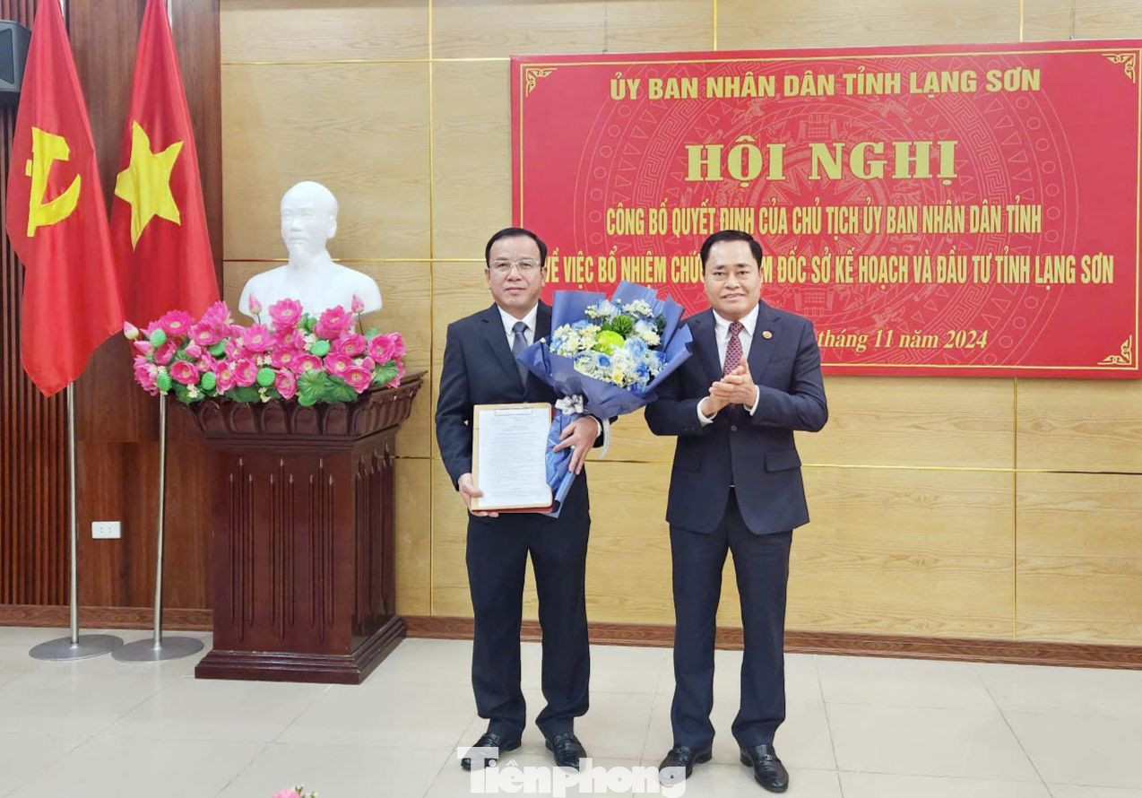 Ông Phan Hồng Tiến (bìa trái) nhận quyết định, hoa chúc mừng của Chủ tịch UBND tỉnh Lạng Sơn Hồ Tiến Thiệu. Ảnh: Duy Chiến Ông Phan Hồng Tiến (bìa trái) nhận quyết định, hoa chúc mừng của Chủ tịch UBND tỉnh Lạng Sơn Hồ Tiến Thiệu. Ảnh: Duy Chiến