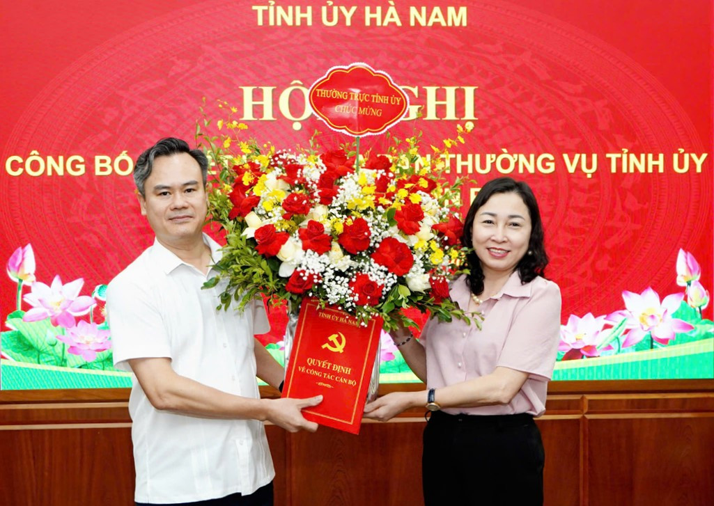 Phó Bí thư Thường trực Tỉnh ủy Đinh Thị Lụa trao quyết định và tặng hoa chúc mừng đồng chí Trần Nguyễn Hiền Anh. Phó Bí thư Thường trực Tỉnh ủy Đinh Thị Lụa trao quyết định và tặng hoa chúc mừng đồng chí Trần Nguyễn Hiền Anh.