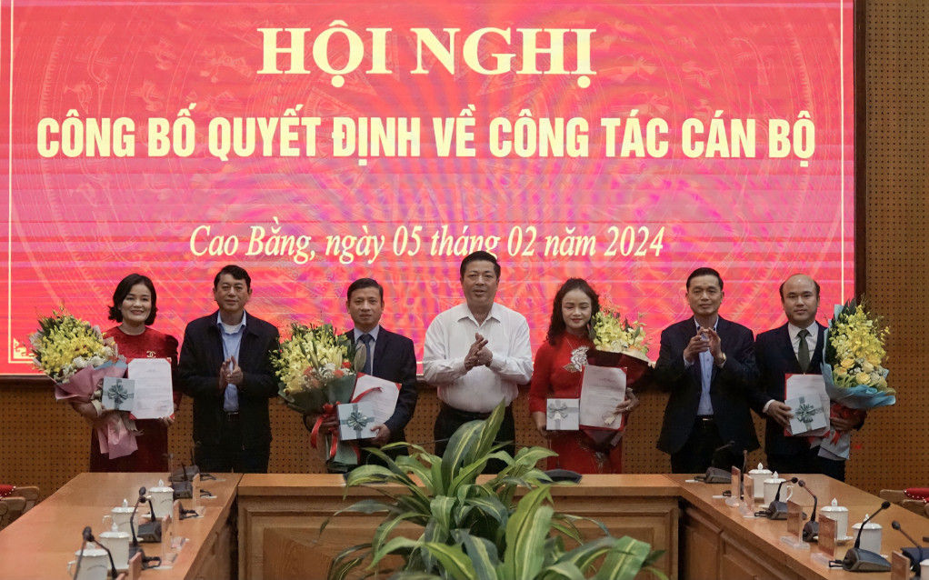 Lãnh đạo tỉnh Cao Bằng chúc mừng các đồng chí nhận quyết định điều động, phân công. Lãnh đạo tỉnh Cao Bằng chúc mừng các đồng chí nhận quyết định điều động, phân công.