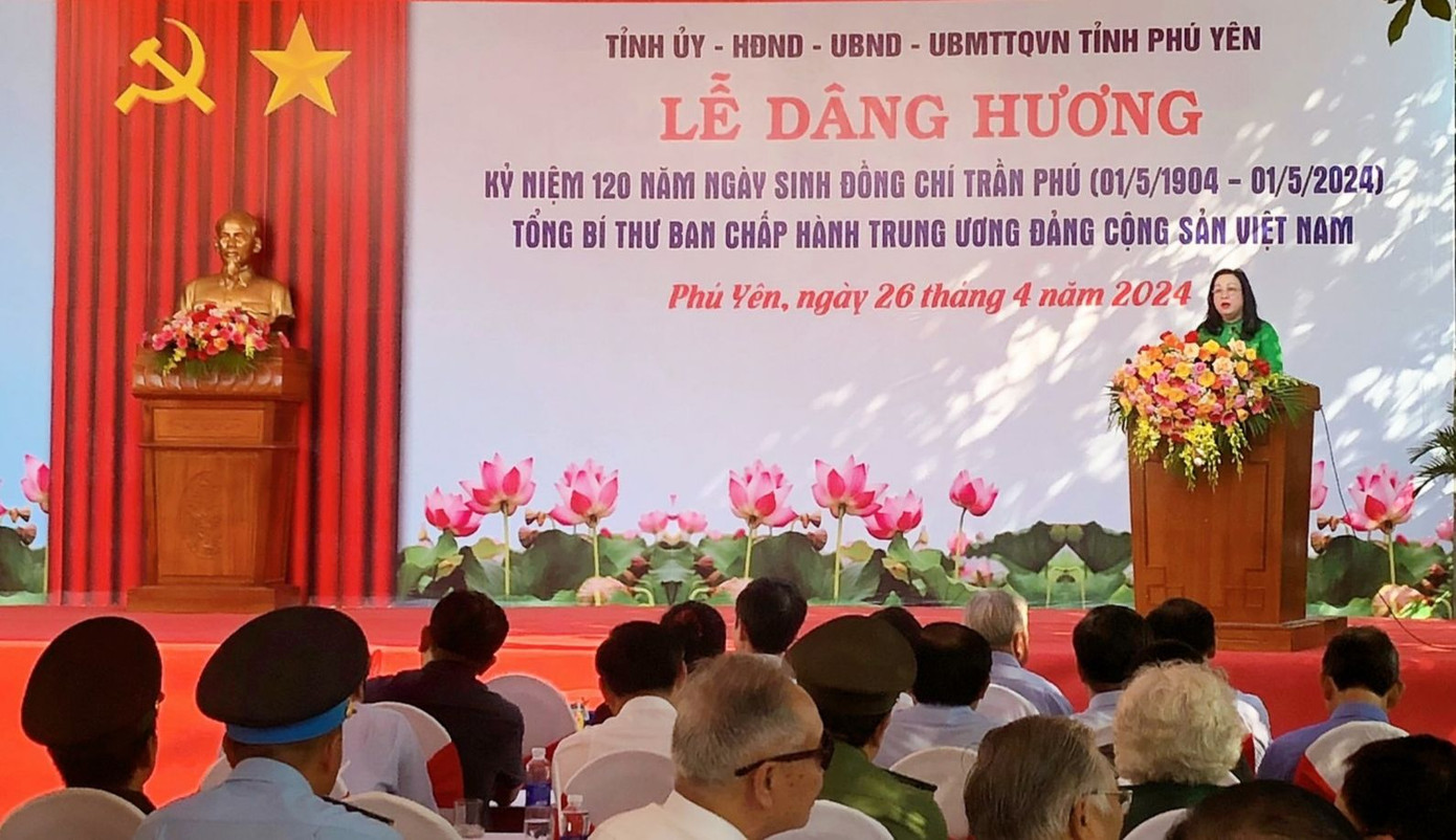 Bà Cao Thị Hòa An đọc diễn văn ôn lại cuộc đời và sự nghiệp đồng chí Trần Phú. Bà Cao Thị Hòa An đọc diễn văn ôn lại cuộc đời và sự nghiệp đồng chí Trần Phú.
