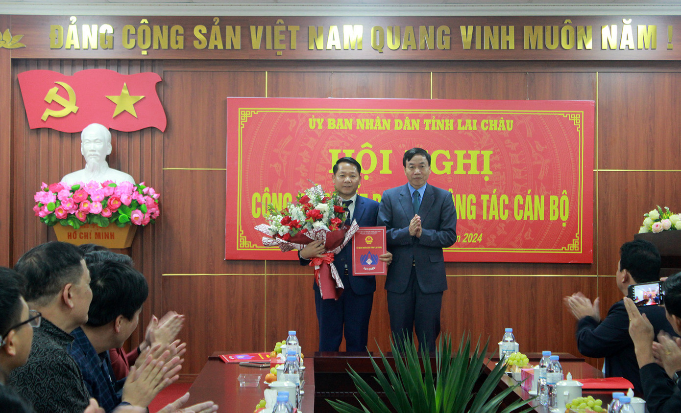 Ông Lê Văn Lương - Phó Bí thư Tỉnh ủy, Chủ tịch UBND tỉnh Lai Châu trao quyết định bổ nhiệm Phó Giám đốc Sở Nội vụ cho ông Trần Đức Hiển. Ảnh: Báo Lai Châu