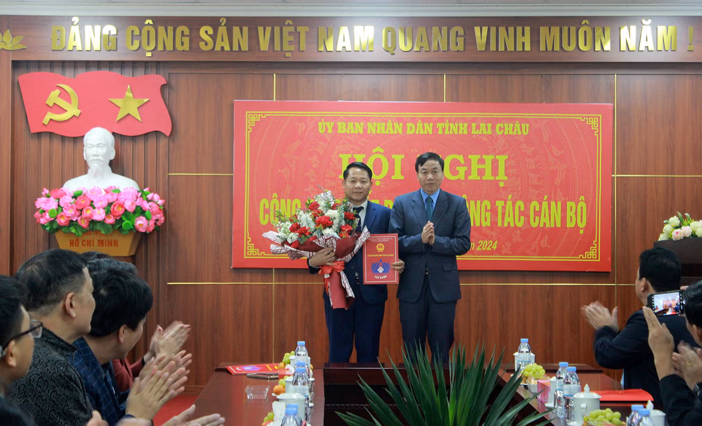 Ông Lê Văn Lương - Phó Bí thư Tỉnh ủy, Chủ tịch UBND tỉnh Lai Châu trao quyết định bổ nhiệm Phó Giám đốc Sở Nội vụ cho ông Trần Đức Hiển. Ảnh: Báo Lai Châu Ông Lê Văn Lương - Phó Bí thư Tỉnh ủy, Chủ tịch UBND tỉnh Lai Châu trao quyết định bổ nhiệm Phó Giám đốc Sở Nội vụ cho ông Trần Đức Hiển. Ảnh: Báo Lai Châu