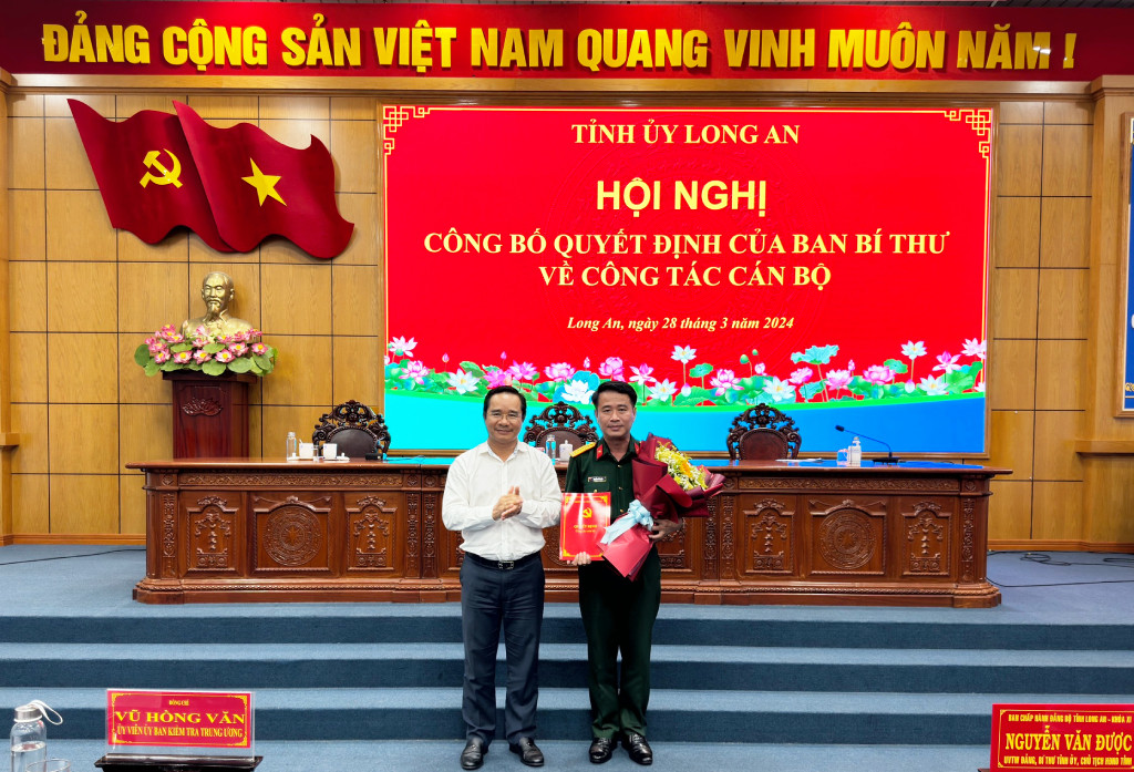 Bí thư Tỉnh ủy, Chủ tịch HĐND tỉnh Long An Nguyễn Văn Được trao quyết định, tặng hoa chúc mừng Đại tá Nguyễn Tấn Linh. Ảnh: Báo Long An. Bí thư Tỉnh ủy, Chủ tịch HĐND tỉnh Long An Nguyễn Văn Được trao quyết định, tặng hoa chúc mừng Đại tá Nguyễn Tấn Linh. Ảnh: Báo Long An.