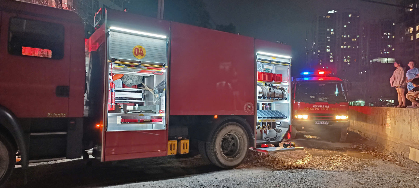 Nhận tin báo, lực lượng chức năng đã điều gần 10 xe cứu hỏa cùng hàng chục cán bộ chiến sĩ cảnh sát PCCC đến hiện trường dập lửa. Máy xúc được huy động đến hiện trường hỗ trợ công tác chữa cháy.