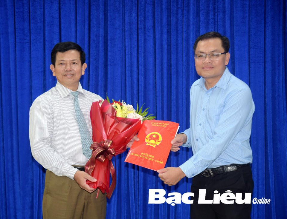 Trao quyết định cho tân Phó Giám đốc Sở KH-CN Ngô Hồng Thuận. Trao quyết định cho tân Phó Giám đốc Sở KH-CN Ngô Hồng Thuận.