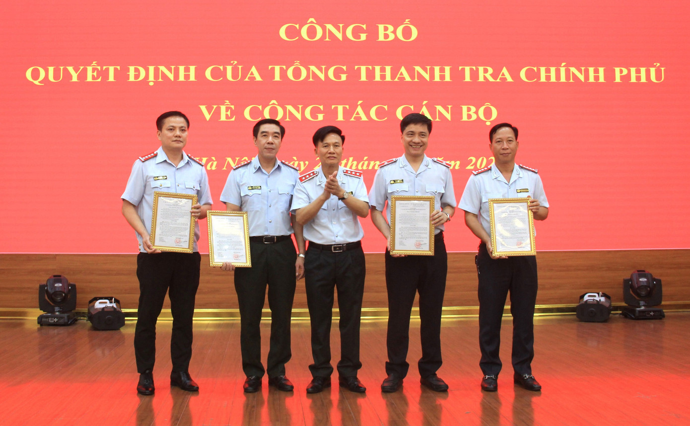 Trao quyết định cho các nhân sự được điều động, bổ nhiệm. Ảnh: Thanh tra Chính phủ