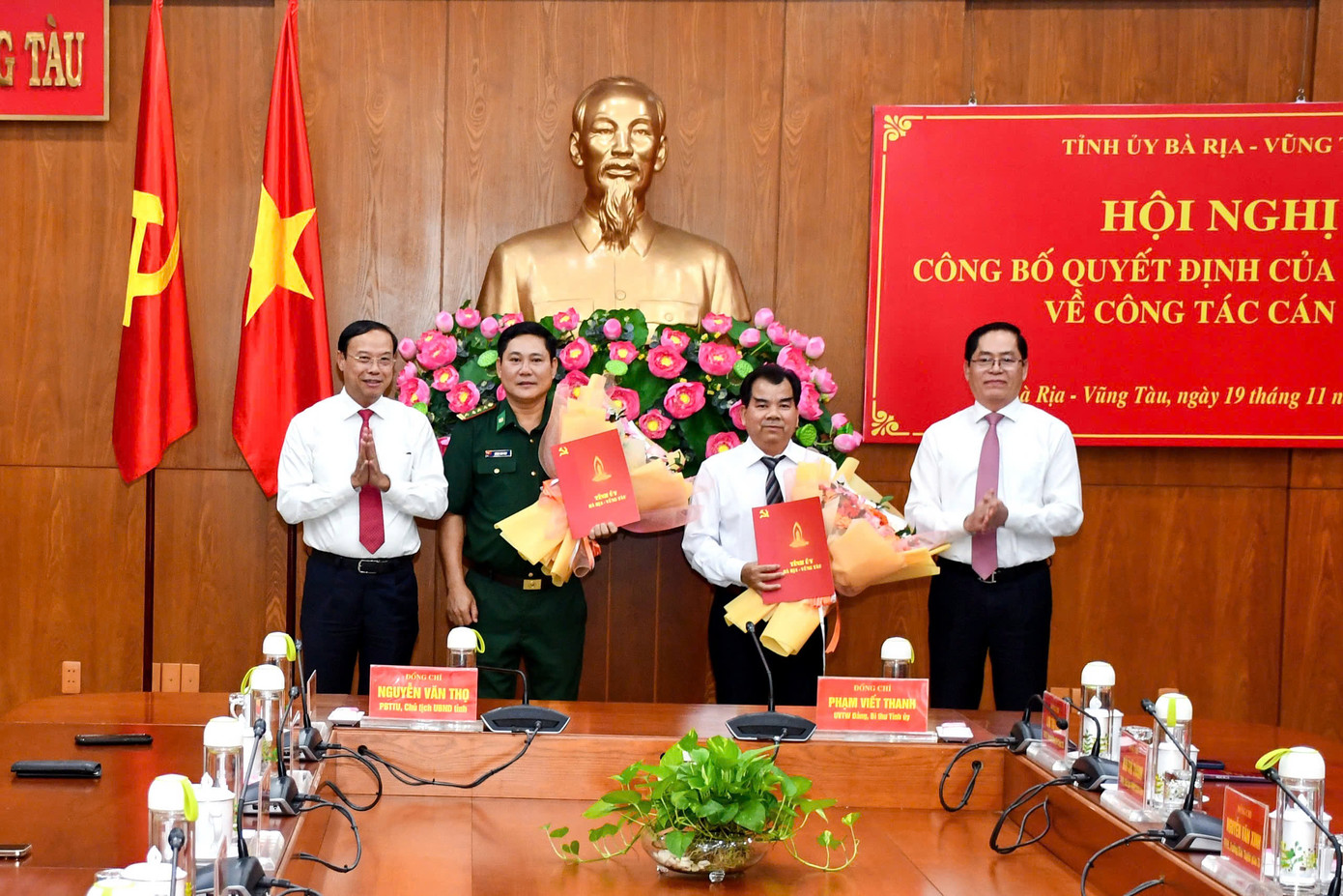Lãnh đạo tỉnh Bà Rịa - Vũng Tàu trao quyết định và tặng hoa chúc mừng Đại tá Đặng Cao Đạt và ông Lại Văn Loan. Ảnh: Bà Rịa - Vũng Tàu