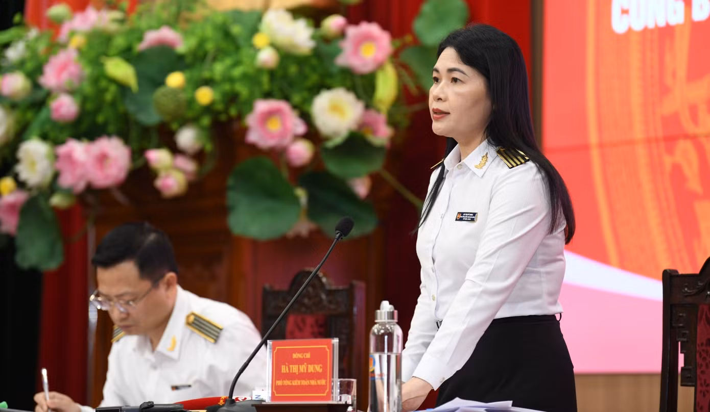 Bà Hà Thị Mỹ Dung - Phó Tổng Kiểm toán Nhà nước trao đổi tại họp báo. Ảnh: Như Ý.