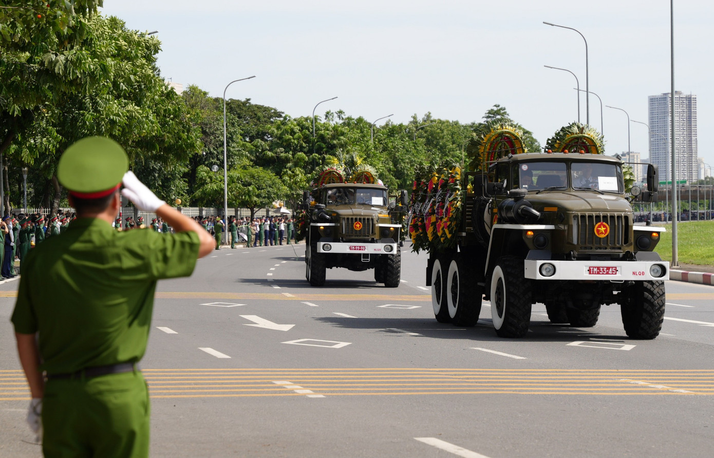 Đoàn xe nghi lễ qua đường Lê Quang Đạo.