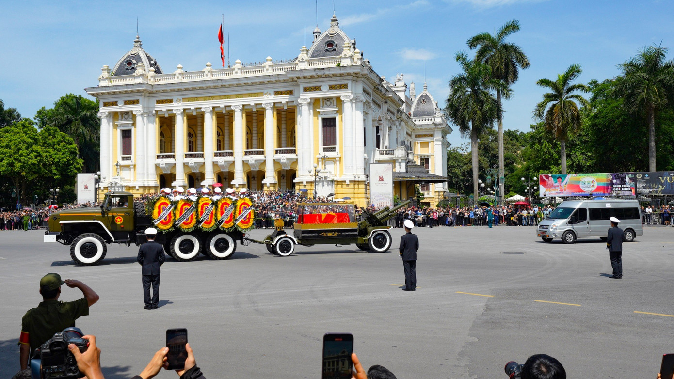 Đoàn xe nghi lễ qua Tràng Tiền - Hàng Khay.