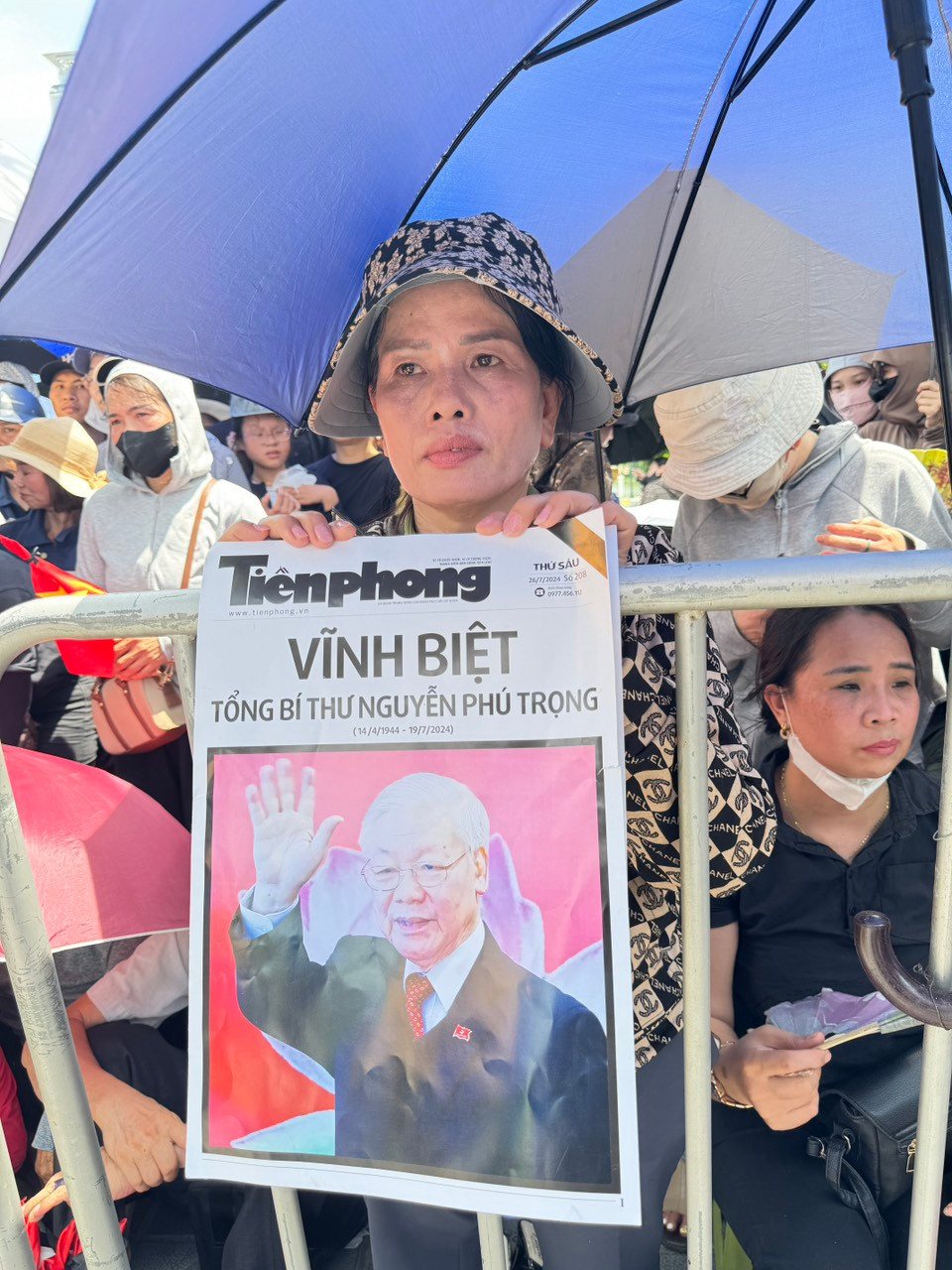 Bà Đinh Thị Tân (55 tuổi đến từ Ninh Bình) chờ bên ngoài khu vực nghĩa trang Mai Dịch từ 5h sáng để tiễn biệt Tổng Bí thư.