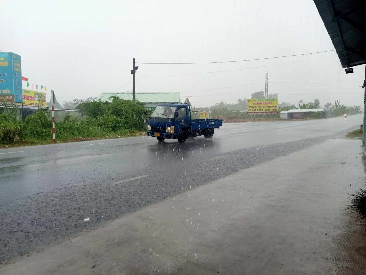 Cơn mưa kéo dài khoảng 30 phút làm thời tiết mát dịu