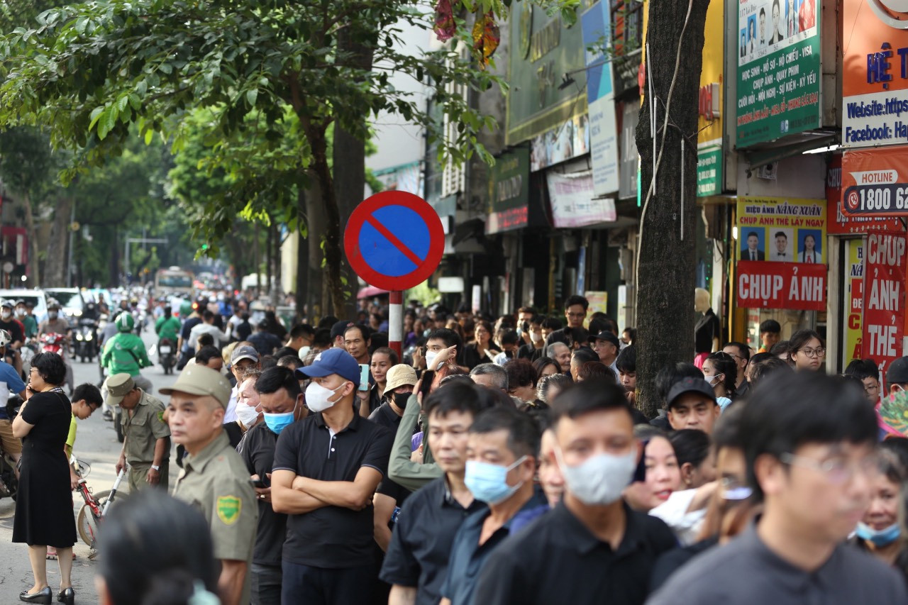 Càng về chiều, người dân xếp hàng chờ viếng Tổng Bí thư Nguyễn Phú Trọng càng đông. Ảnh Trọng Tài