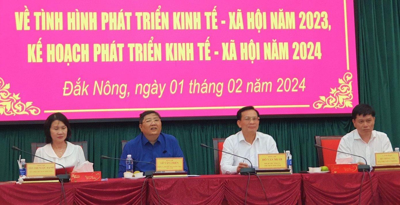 Ông Lê Văn Chiến (thứ 2, từ trái qua) - Phó Chủ tịch Thường trực UBND tỉnh Đắk Nông.