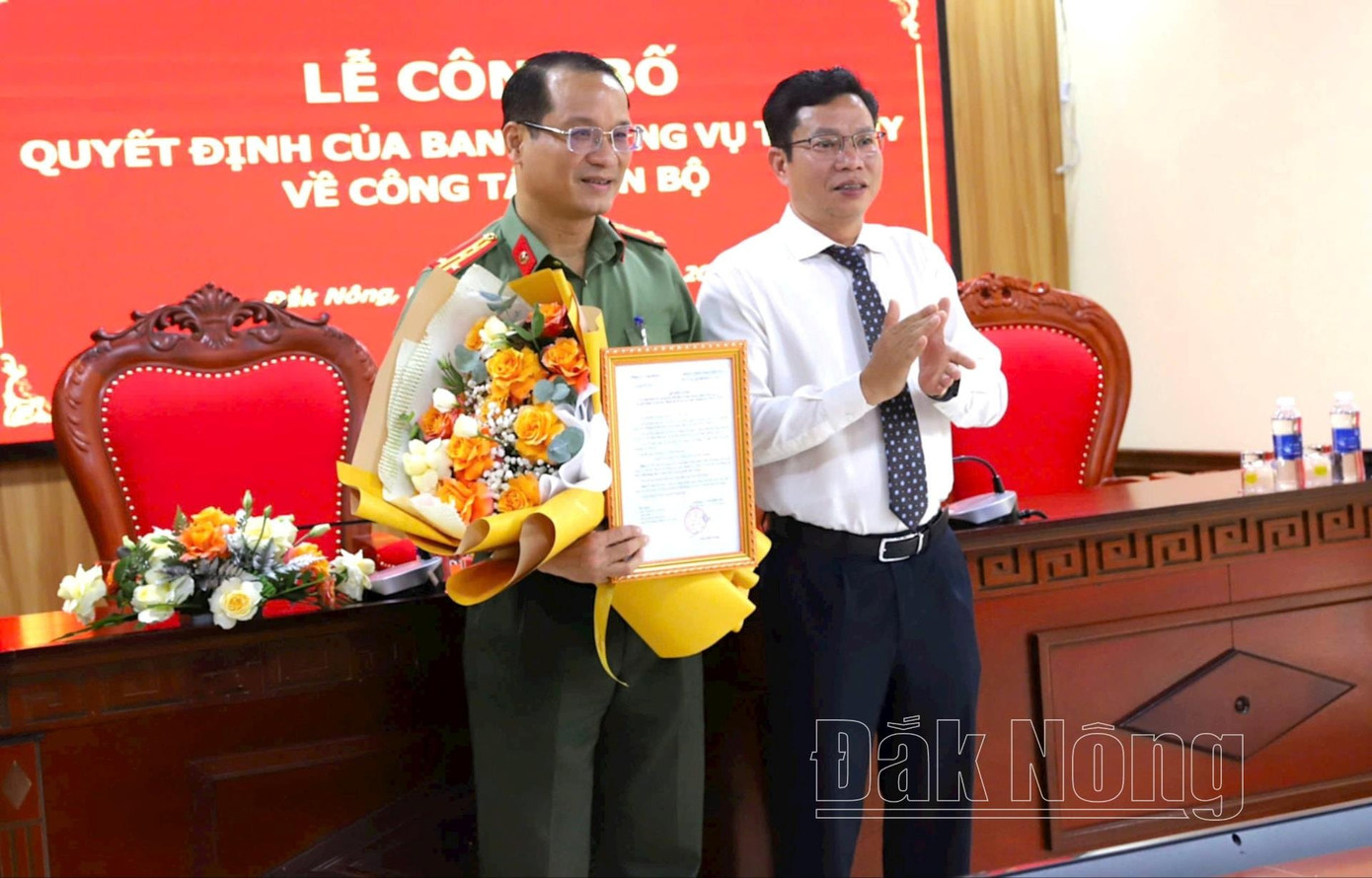 Ông Lưu Văn Trung, Phó Bí thư Thường trực Tỉnh ủy, Chủ tịch HĐND tỉnh Đắk Nông trao quyết định và tặng hoa chúc mừng Bí thư Đảng ủy Công an tỉnh Hồ Song Ân