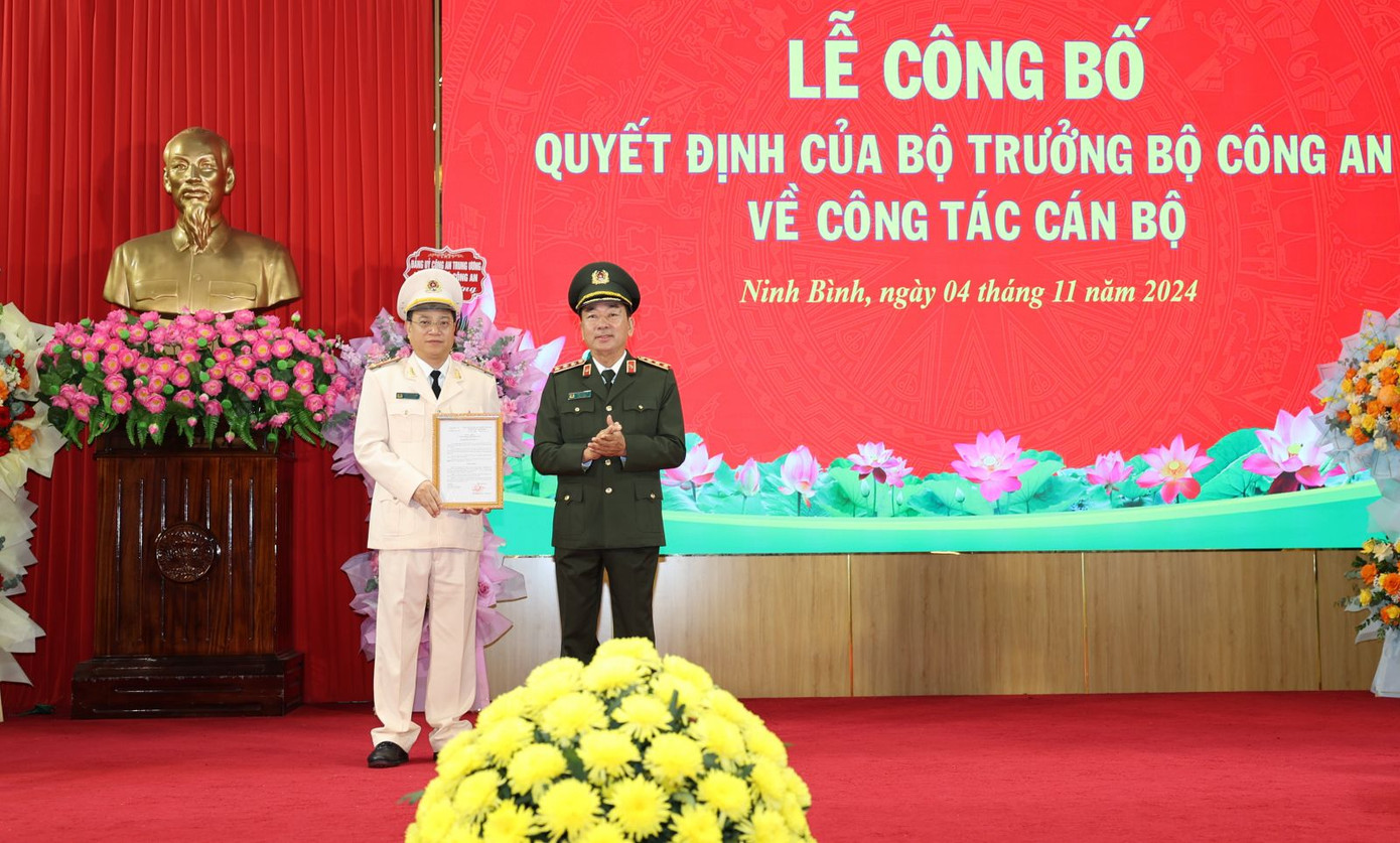 Thượng tướng Trần Quốc Tỏ, Thứ trưởng Bộ Công an trao Quyết định cho Đại tá Đinh Việt Dũng. Ảnh: Công an Ninh Bình. Thượng tướng Trần Quốc Tỏ, Thứ trưởng Bộ Công an trao Quyết định cho Đại tá Đinh Việt Dũng. Ảnh: Công an Ninh Bình.