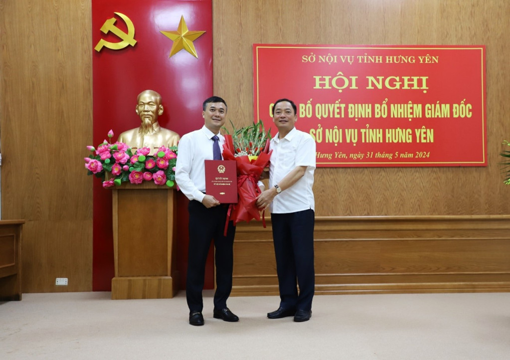 Trao quyết định bổ nhiệm Giám đốc Sở Nội vụ tỉnh Hưng Yên Trao quyết định bổ nhiệm Giám đốc Sở Nội vụ tỉnh Hưng Yên