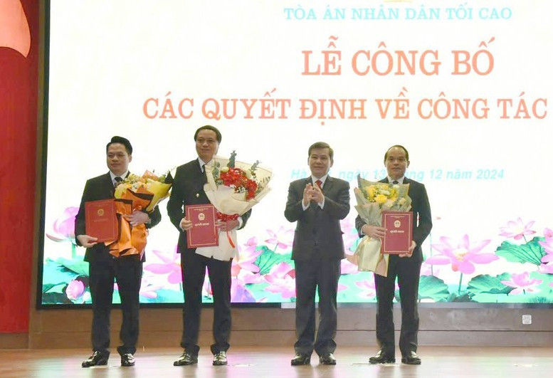 Chánh án TANDTC trao Quyết định bổ nhiệm và chúc mừng ông Nguyễn Quốc Đoàn, ông Lê Tiến và ông Đinh Hoàng Quang.