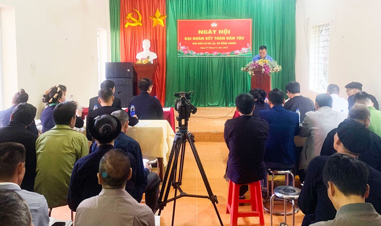 Người dân thôn Nà Vài (xã Bằng Thành, huyện Pác Nặm) nghe tuyên truyền việc sắp xếp, sáp nhập thôn, tổ dân phố. Ảnh: CTTĐT Bắc Kạn.