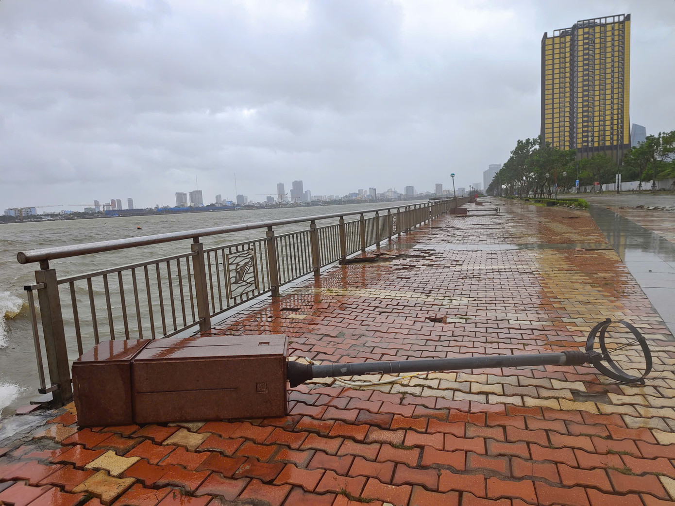 Cột đèn bị đổ vì sóng đánh mạnh vào bờ đoạn đường Như Nguyệt. Ảnh: Báo Đà Nẵng Cột đèn bị đổ vì sóng đánh mạnh vào bờ đoạn đường Như Nguyệt. Ảnh: Báo Đà Nẵng