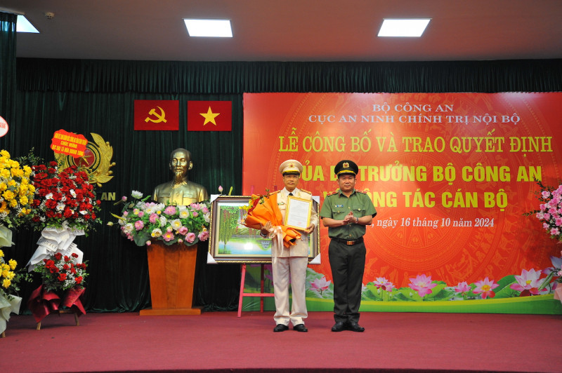 Thừa uỷ quyền của lãnh đạo Bộ Công an, Thiếu tướng Đinh Văn Nơi trao quyết định của Bộ trưởng Bộ Công an về việc điều động Đại tá Hoà Quang Tưng giữ chức vụ Phó cục trưởng Cục An ninh chính trị nội bộ và tặng hoa chúc mừng.