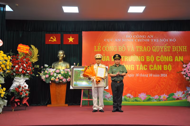 Thừa uỷ quyền của lãnh đạo Bộ Công an, Thiếu tướng Đinh Văn Nơi trao quyết định của Bộ trưởng Bộ Công an về việc điều động Đại tá Hoà Quang Tưng giữ chức vụ Phó cục trưởng Cục An ninh chính trị nội bộ và tặng hoa chúc mừng. Thừa uỷ quyền của lãnh đạo Bộ Công an, Thiếu tướng Đinh Văn Nơi trao quyết định của Bộ trưởng Bộ Công an về việc điều động Đại tá Hoà Quang Tưng giữ chức vụ Phó cục trưởng Cục An ninh chính trị nội bộ và tặng hoa chúc mừng.