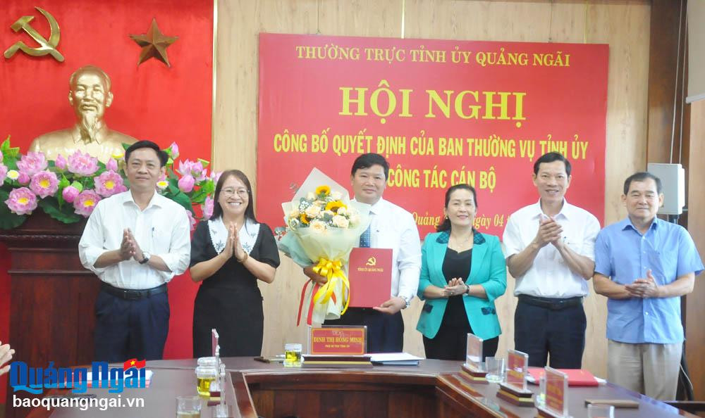 Phó Bí thư Tỉnh ủy Quảng Ngãi Đinh Thị Hồng Minh và lãnh đạo các đơn vị chúc mừng ông Bùi Đức Thọ.