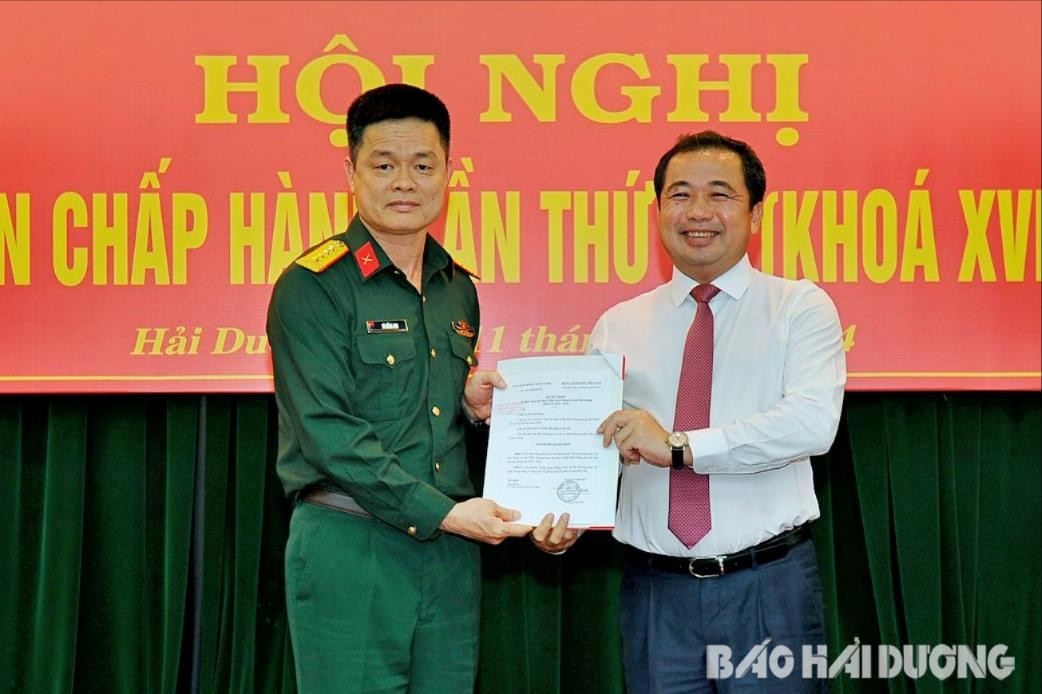Trao quyết định của Ban Bí thư cho đồng chí Đại tá Vũ Hồng Anh, Chỉ huy trưởng Bộ Chỉ huy quân sự tỉnh Hải Dương. Ảnh: Báo Hải Dương