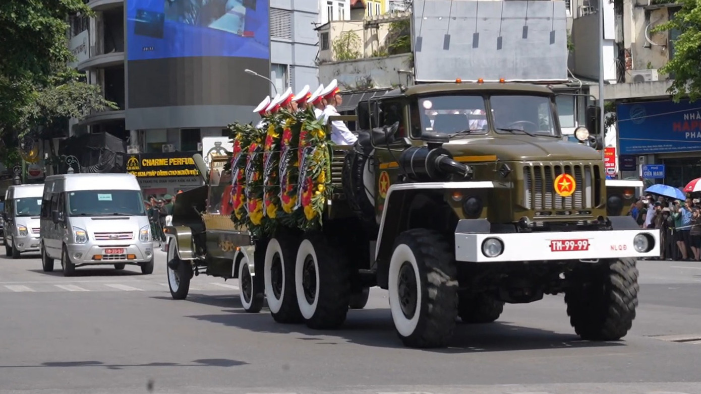 Đoàn xe nghi lễ qua đường Điện Biên Phủ -Trần Phú
