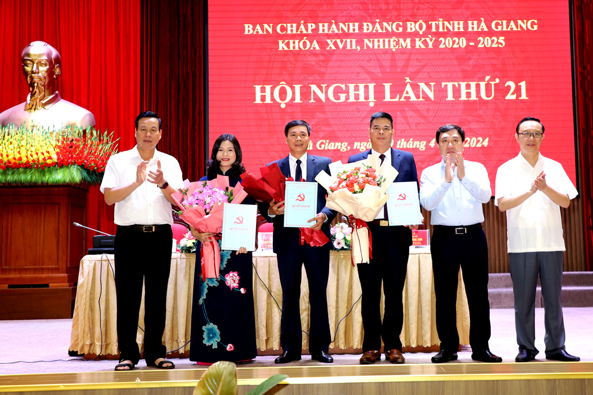 Quyền Bí thư Tỉnh ủy Nguyễn Mạnh Dũng; Phó Bí thư Thường trực Tỉnh ủy, Chủ tịch HĐND tỉnh Thào Hồng Sơn; Phó Bí thư Tỉnh ủy, Chủ tịch UBND tỉnh Nguyễn Văn Sơn trao Quyết định của Ban Bí thư, tặng hoa chúc mừng các đồng chí được chuẩn y tham gia Ban Thường vụ Tỉnh ủy, chỉ định tham gia BCH Đảng bộ tỉnh, nhiệm kỳ 2020 – 2025. Ảnh: Báo Hà Giang