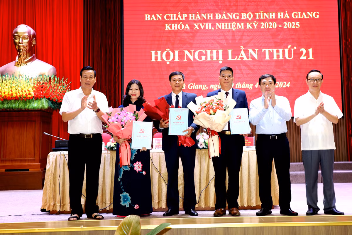Quyền Bí thư Tỉnh ủy Nguyễn Mạnh Dũng; Phó Bí thư Thường trực Tỉnh ủy, Chủ tịch HĐND tỉnh Thào Hồng Sơn; Phó Bí thư Tỉnh ủy, Chủ tịch UBND tỉnh Nguyễn Văn Sơn trao Quyết định của Ban Bí thư, tặng hoa chúc mừng các đồng chí được chuẩn y tham gia Ban Thường vụ Tỉnh ủy, chỉ định tham gia BCH Đảng bộ tỉnh, nhiệm kỳ 2020 – 2025. Ảnh: Báo Hà Giang