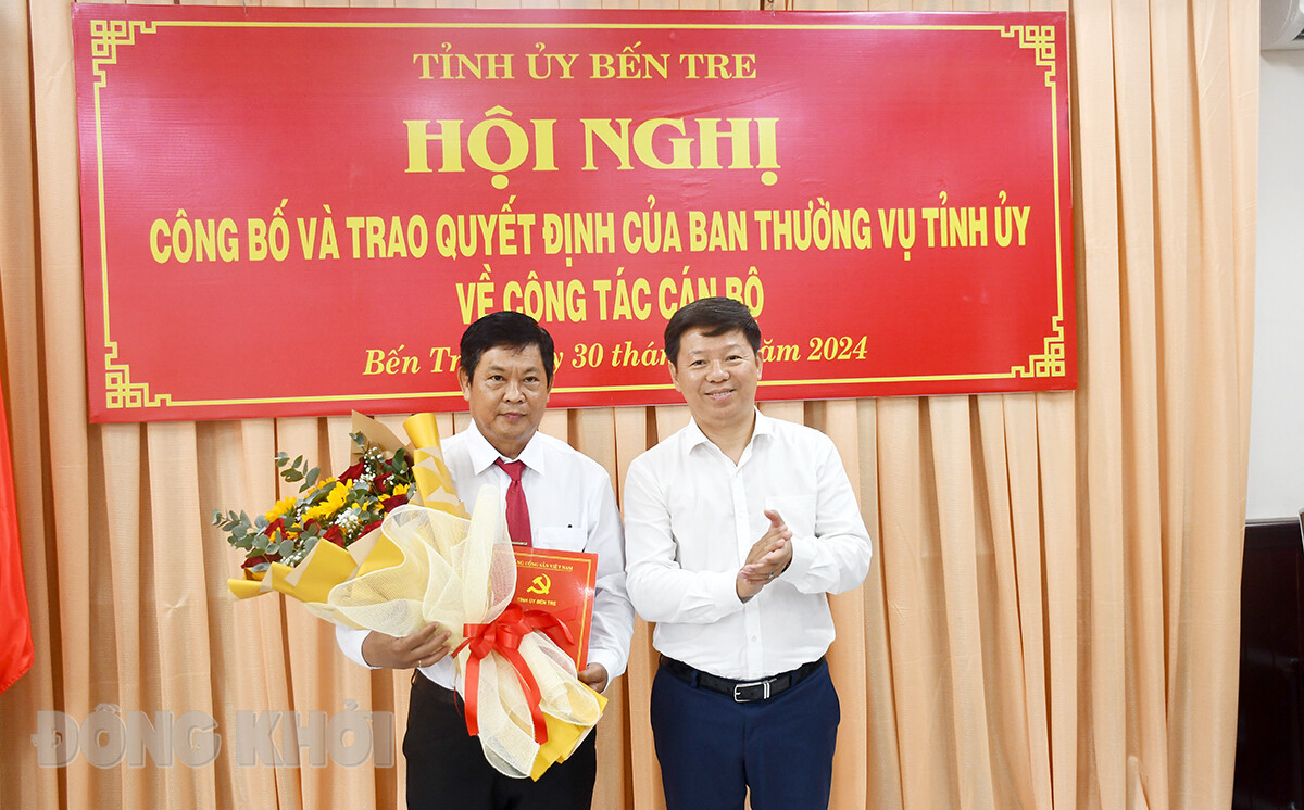 Phó Bí thư Thường trực Tỉnh ủy Trần Thanh Lâm trao quyết định cho ông Lê Văn Đức. Ảnh: Báo Đồng Khởi.